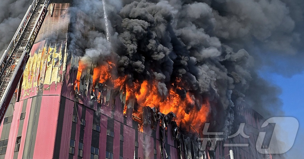 대형 물류센터 외벽 화재로 인한 손상 장면