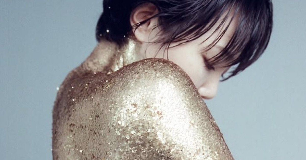 스포츠동아 보도 화면 속 손수아 글리터 화보