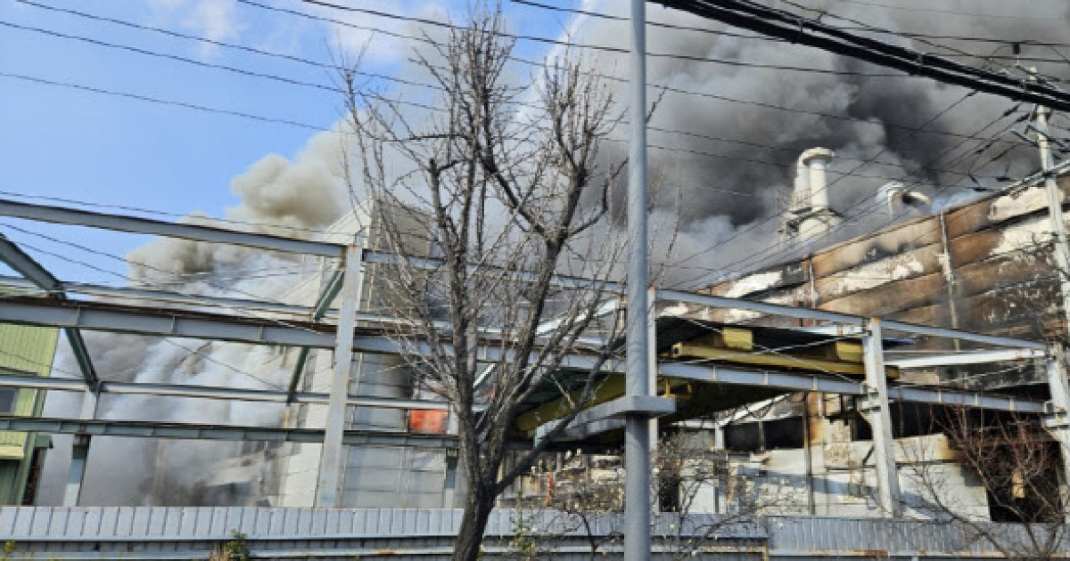 대전 문평동 공장 화재로 검은 연기 확산