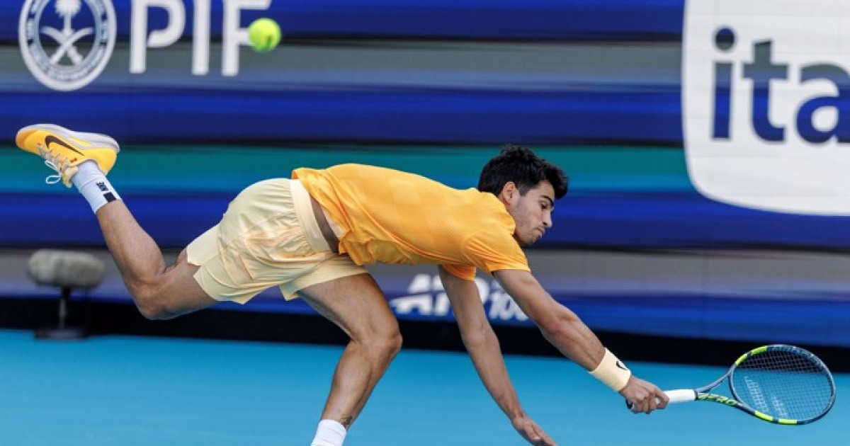 경기 중인 카를로스 알카라스의 모습