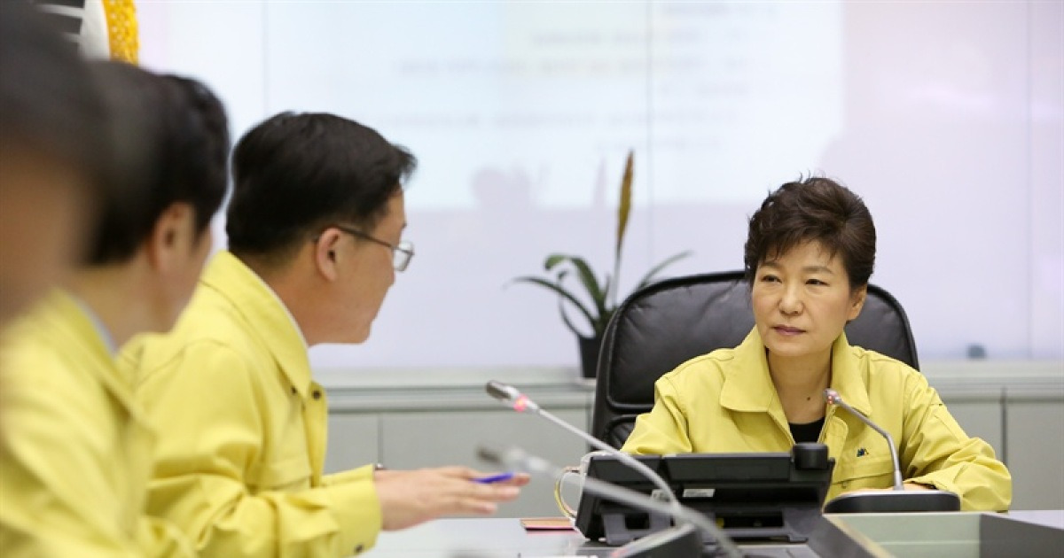 세월호 참사 다음날 중앙재난안전대책본부를 방문한 박근혜 당시 대통령(자료사진)