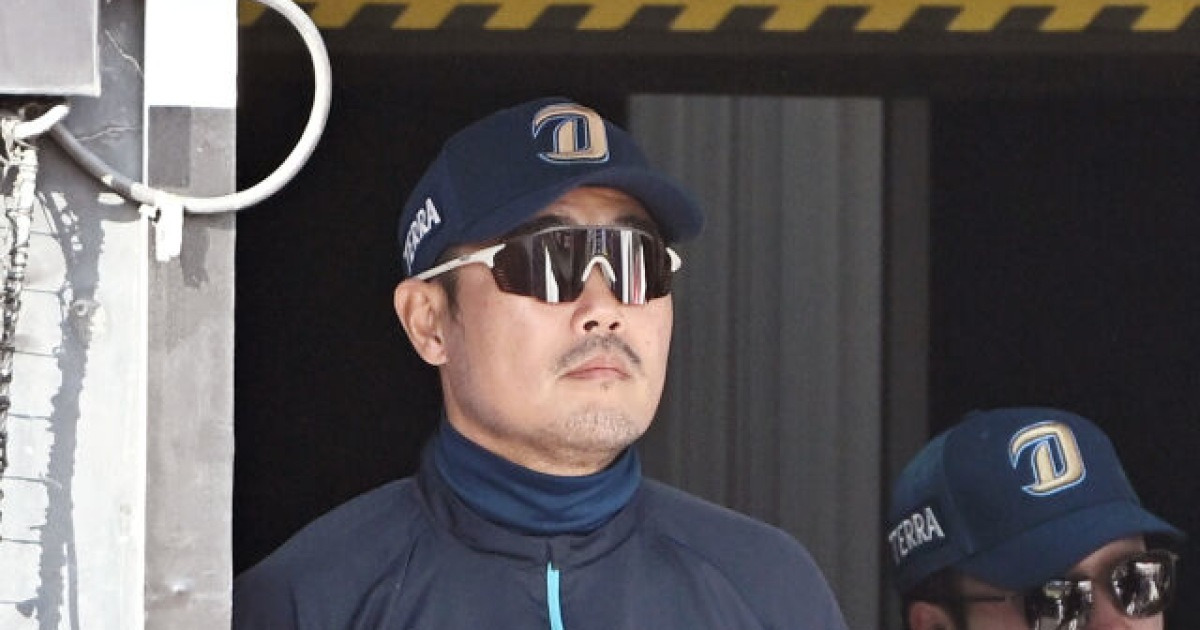 NC 선수들이 승리 후 하이파이브를 하고 있다