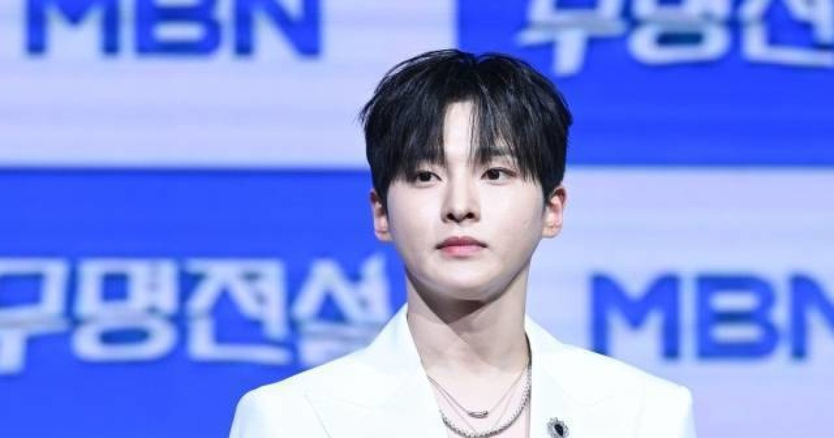 무대에서 노래하는 가수 성리