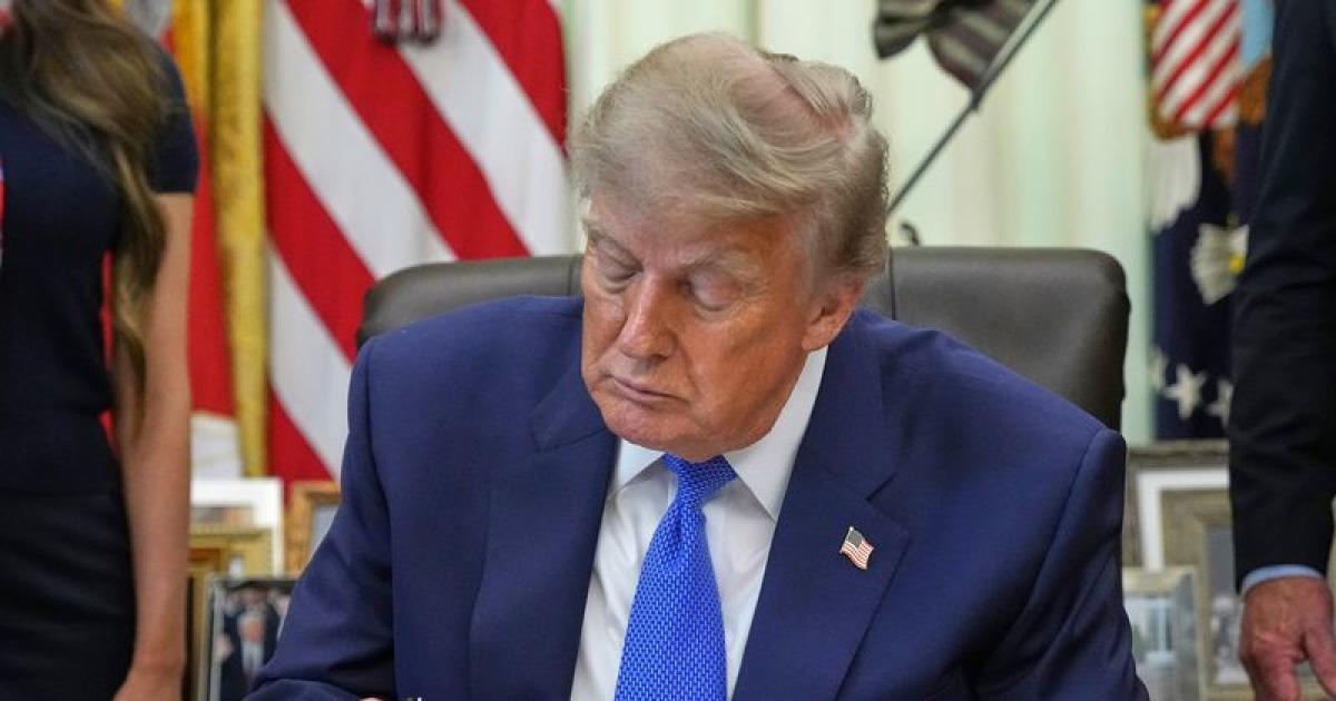 Photo: v.daum.net Trump Signs Executive Order Reducing Childhood Vaccines to 11, Citing Autism Concerns
