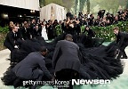 카디 비, 엄청난 드레스 스케일…이동에 9명 동원 
