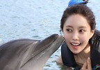 효민, 하와이에서 전한 신혼의 봄날…돌고래와 함께한 행복한 미소 