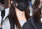 입국장 카르멘,  눈에 확 띄는 모자 