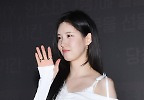 무대인사 서현, 아무나 소화 못할 오프숄더 패션~