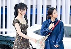 베이비몬스터 아현, \'루카 스카프 잡고 펄럭펄럭\' 