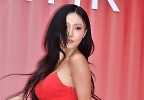 화사, 시크함에 한 스푼의 반전미 