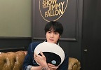 BTS 진, \'지미 팰런쇼\' 재출연 비하인드컷 공개 \'인형 꼭 안고 편안한 포즈\'