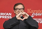 뉴욕 시사회서 손 하트 그리는 청룽