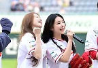 랜더스 승리 기원하는 방현아-방민아 자매 