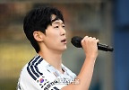 애국가 열창하는 정승원