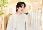 NCT 정우 \'소매에서 손가락 살짝\' 