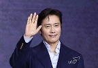  이병헌, 프론트맨의 손인사