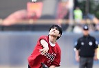  데이식스 원필 \'하늘로 쏘아올리는 힘찬 시구\'