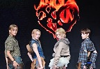 엑스러브, 독특한 포즈 인사