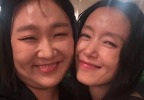 김고은 대신 전도연…이수지, 이렇게 친했나? 여배우 옆 안 꿀리는 \'눈웃음\'