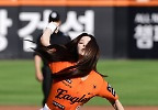  아일릿 윤아 시구 \'선수처럼 강렬한 투구\'