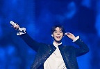 \'도어스\' 노래하는 도영, 오래 응원하고 싶게 만드는 음악의 힘 