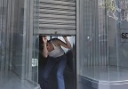 영업 종료합니다…송혜교, 해외서 셔터우먼 변신