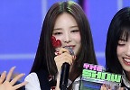 이즈나 방지민, 더쇼 1위 트로피 들고...행복한 미소