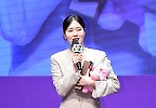 엄지윤 \'환한 미소로 인사\'