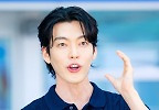 김우빈,\'볼하트 포즈는 쑥스러워\' 