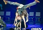 엑스러브, 미소 유지 