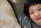 \'민낯\' 김고은, 꼬질美 반려견과 함께…똑 닮은 귀여움  