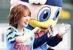  웬디, 시구 마치고 쑥쓰러운 미소