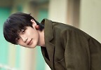 변우석, 한 쪽 귀에 농구공 귀걸이 하고도 \'청순 비주얼\'…\