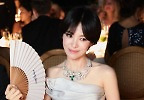 부채 든 송혜교, 그저 빛나는 미모..니스 홀린 \'월클 여신\'