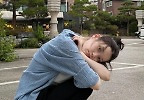 아이유, 꾸밈없는 일상 공개…자연스러운 매력으로 팬 마음 훔치다
