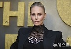 샬리즈 시어런, 카리스마 뿜뿜