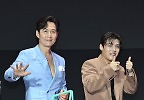 마무리 인사하는 이정재와 ‘엄지척’ 하는 강하늘 