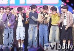  크래비티 \'쇼챔 1위 행복\'