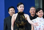 코우리 유카, 화사한 ‘BIFAN’ 레드카펫 안내 