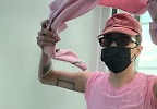 지드래곤, 핑크색 카디건 휙 던져 입기…\