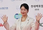 포즈 취하는 장다경