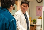 ‘항블리’ 윤경호, 약사됐다…‘좀비딸’ 조정석과 절친 케미