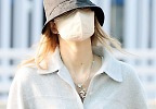 블랙핑크 리사 \'귀여운 목걸이\'