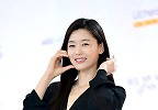 전지현, \'미모 쓸어넘기며\' 