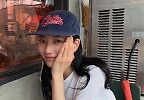 수지,  화장기 없는 일상 속 청순 매력…‘여전한 국민 첫사랑’
