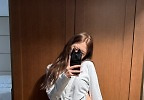 안유진, 귀엽고 당당하게…탄탄한 복근 살짝 드러낸 \'힙한\' 일상룩