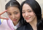 김세정, \'절친\' 트와이스 지효 JYP 입사 20주년 축하..\