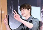 이종석, 훈훈하게 양손브이 