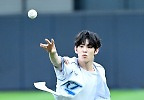 킥플립 주왕, \'유니폼 휘날리며 시구\' 