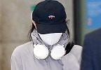 김지원 ‘장시간 비행에 피곤함이 가득’